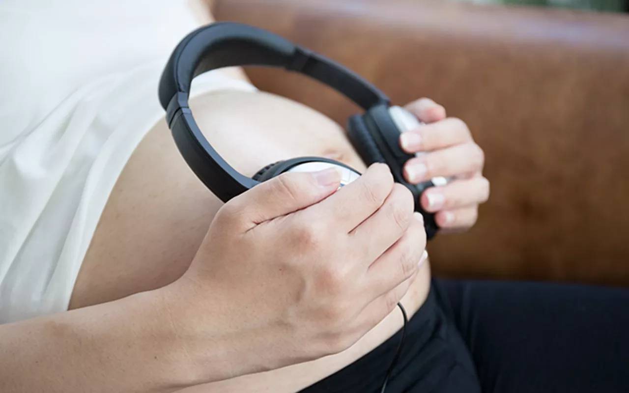 گوش دادن به موسیقی در زمان بارداری