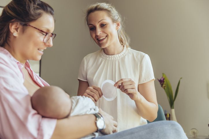 پد سینه یا پد شیردهی چیست و چه کاربردی دارد؟ راهنمای کامل برای مادران